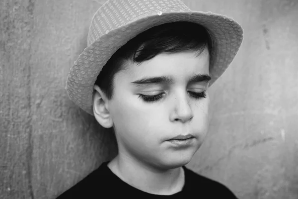 Bonito menino chateado choramingando no parque em um dia ensolarado — Fotografia de Stock