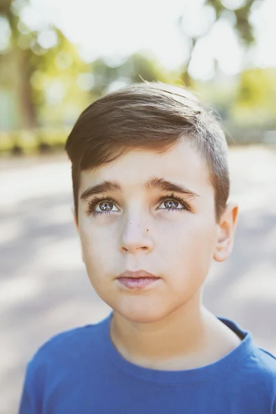 Portret van een knappe jongen close-up — Stockfoto