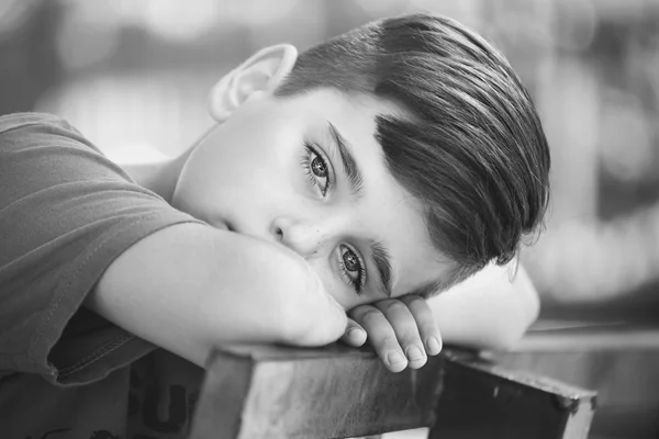 Κοντινό πλάνο με πορτρέτο του ένα όμορφο αγόρι — Φωτογραφία Αρχείου
