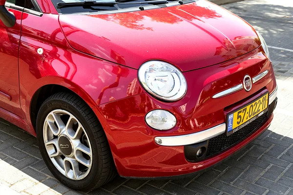 Czerwony Fiat 500 zaparkowany w Tel - Aviv. — Zdjęcie stockowe