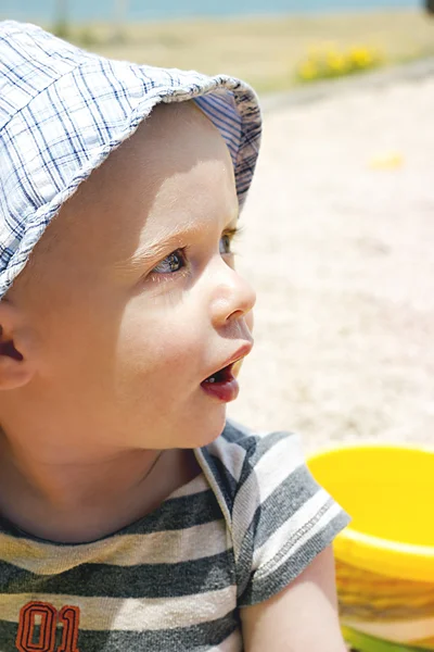 Cute toddler boy playing on the beach — Stock Photo, Image