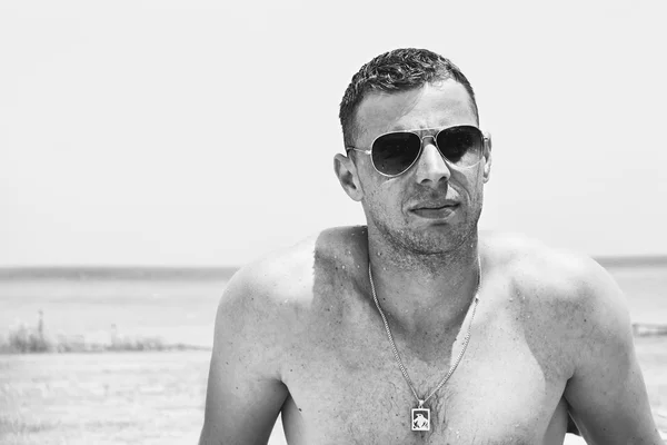 Retrato de un joven atractivo en una playa . — Foto de Stock