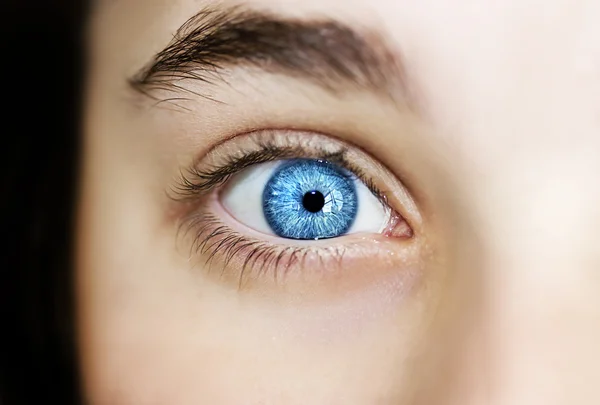 Inzichtelijke blik blauwe ogen jongen — Stockfoto