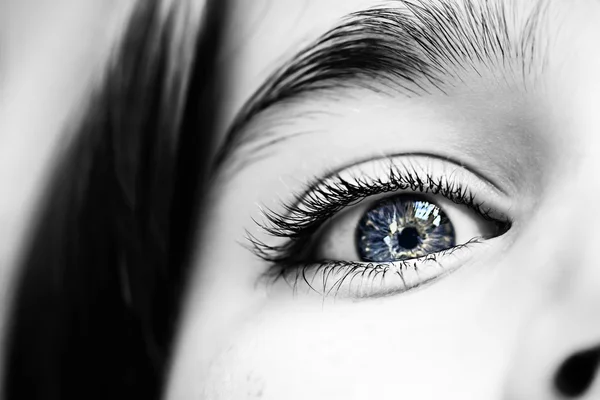 Inzichtelijke blik blauwe ogen jongen — Stockfoto