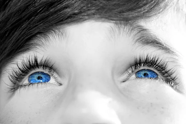 Inzichtelijke blik blauwe ogen jongen — Stockfoto