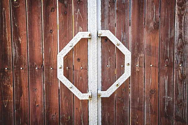 Alte braune Holztür mit Metallgriffen — Stockfoto