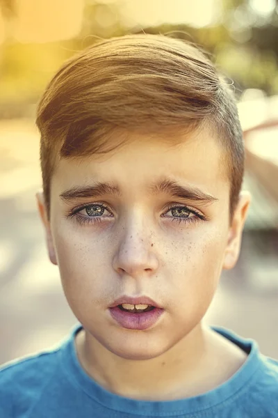 Nahaufnahme Porträt eines hübschen Jungen — Stockfoto