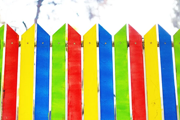 Valla colorida alrededor de un parque infantil — Foto de Stock