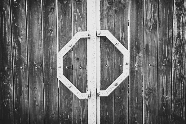 Vecchia porta in legno marrone con maniglie in metallo — Foto Stock