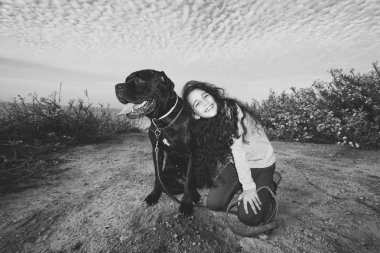 Küçük kız evde beslenen hayvan köpeğiyle oynuyor