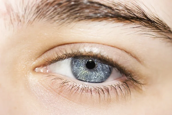 Inzichtelijke blik een mooie blauwe ogen jongen — Stockfoto