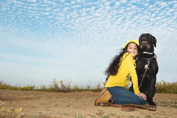 Kleines Mädchen spielt mit ihrem Hund — Stockfoto