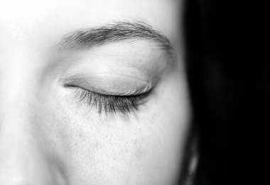 Genç beyaz kadın kapalı göz