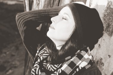 Güzel genç kadın kış portresi.