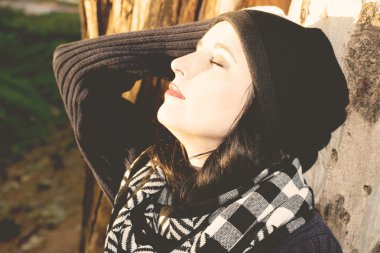 güzel kadın bir ağaç Eğer gözleri ile karşı gövde ormanlık ayakta eğilerek rahatlatıcı zevk ve mutluluk içinde kapalı