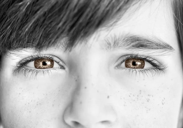 Schöne aufschlussreiche Blick Farbe Augen — Stockfoto