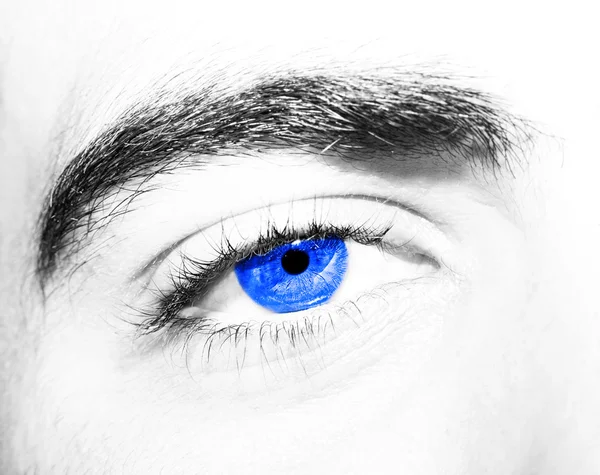 Image de l'oeil bleu de l'homme de près . — Photo