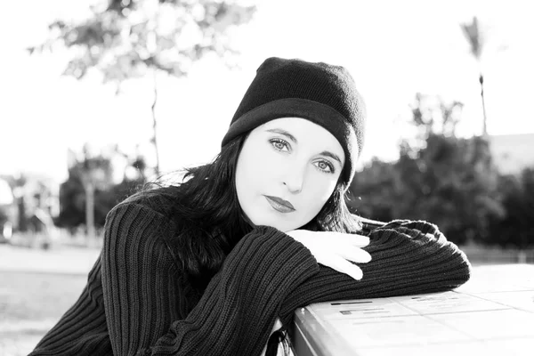 Hermosa mujer joven retrato de invierno. — Foto de Stock