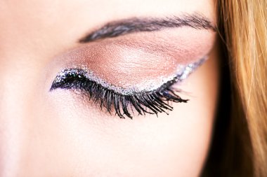 Göz makyajı. Güzel gözleri Retro tarzı makyaj. Tatil makyaj ayrıntı. Göz kalemi