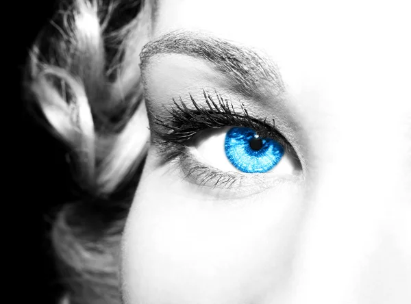 Éleslátó szép kék szeme néz ki — Stock Fotó