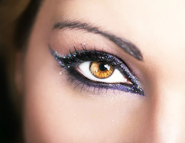 Makijaż oczu. Piękne oczy makijaż w stylu Retro. Detal Holiday makijaż. Eyeliner — Zdjęcie stockowe