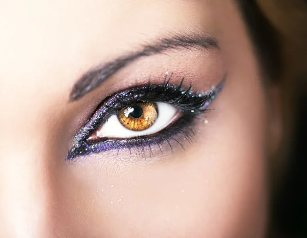 Maquillaje de ojos. Hermosos ojos Retro maquillaje estilo. Detalles de maquillaje navideño. Eyeline. — Foto de Stock