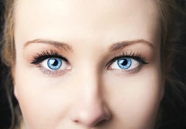 Schöner aufschlussreicher Blick blaues Auge — Stockfoto