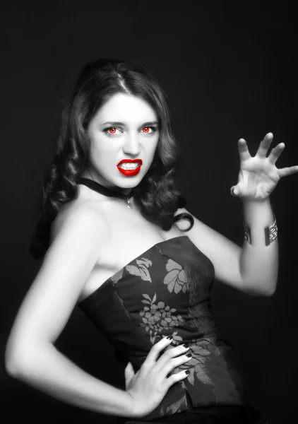 Malvado vampiro chica retrato en negro fondo —  Fotos de Stock