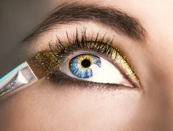 Eye Makeup. Beautiful Eyes Glitter Make-up. Holiday Makeup detail — Stock Photo, Image