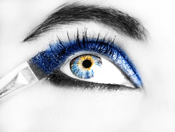 Eye Makeup. Beautiful Eyes Glitter Make-up. Holiday Makeup detai — Stock Photo, Image