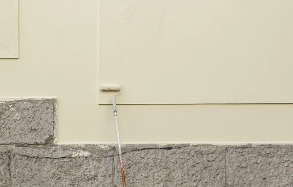 壁にペンキ ローラー — ストック写真