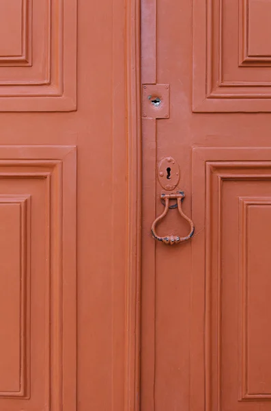 Alte rote Tür — Stockfoto