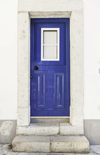 Ancienne porte décorée en bleu — Photo