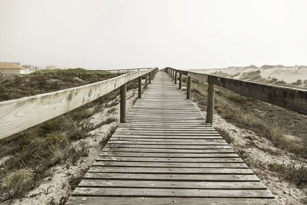 Dřevěný chodník na pláž — Stock fotografie