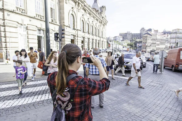 Donna che scatta foto con cellulare — Foto Stock