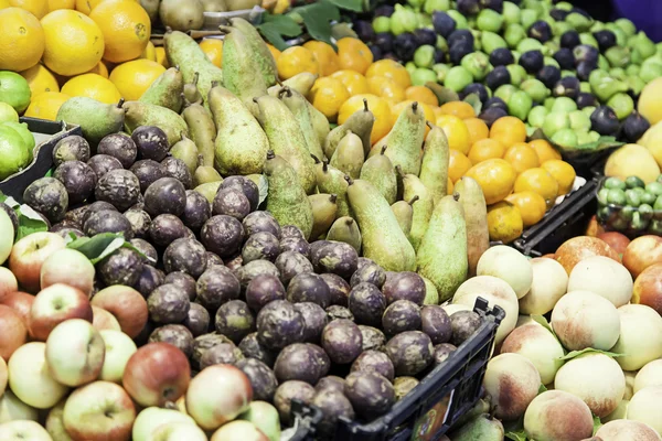 Vers fruit in een markt — Stockfoto