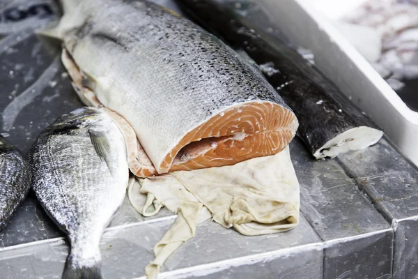 Свежий лосось на рынке — стоковое фото