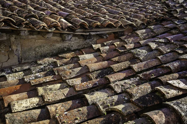 古い粘土瓦屋根の保護の詳細 — ストック写真