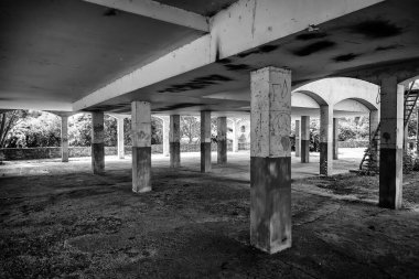 Köşe yazılarıyla terk edilmiş eski binalar, harabe ve terk edilme detayları, eski fabrikalar.