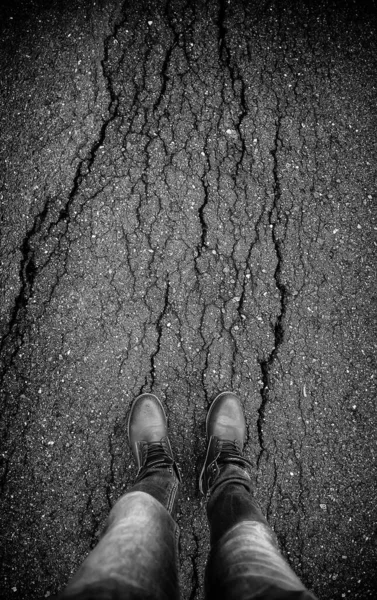 Zarar Görmüş Asfaltta Deri Çizmeli Bir Adamın Ayakları — Stok fotoğraf