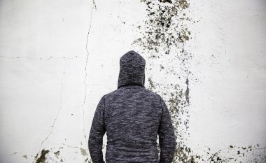 Soğuk, karlı bir kış gününde genç bir adamın ayrıntıları