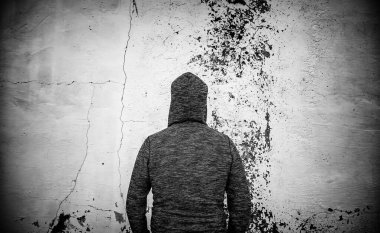 Soğuk, karlı bir kış gününde genç bir adamın ayrıntıları