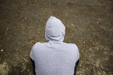 Kafası örtülü genç adamın ayrıntıları