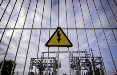 Elektrik santralindeki elektrik tehlike işaretinin ayrıntıları.
