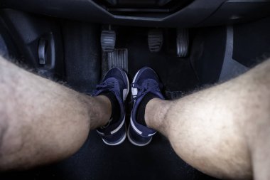 Araba süren genç bir adamın ayrıntıları, şehirde ulaşım.