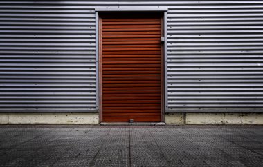 Gümüş metalik arka planı olan kapalı kırmızı kapının ayrıntıları