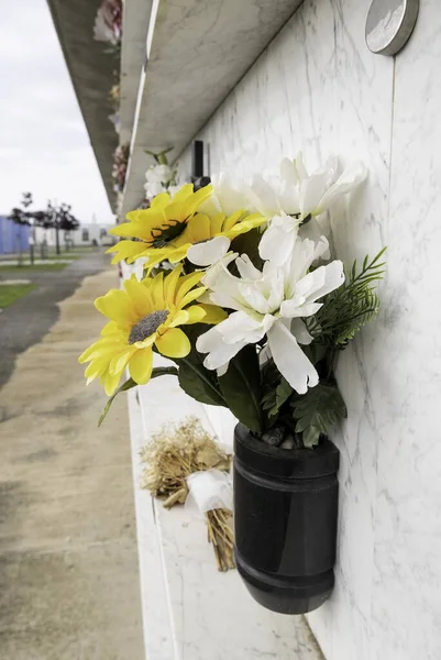 Λεπτομέρεια Από Λουλούδια Υπενθύμισης Ένα Νεκροταφείο Αναμνηστικό Αφιέρωμα — Φωτογραφία Αρχείου