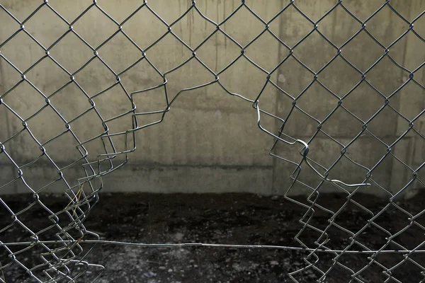 盗難や破壊行為の詳細 盗むために壊れた金属製のフェンス — ストック写真