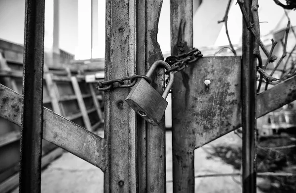 Λεπτομέρεια Μεταλλικής Πόρτας Κλειστής Κλειδί Ασφάλεια Και Προστασία Από Κλοπή — Φωτογραφία Αρχείου