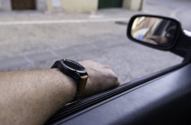 Bir arabanın içinde dinleniyor, yolculukta dinleniyor.